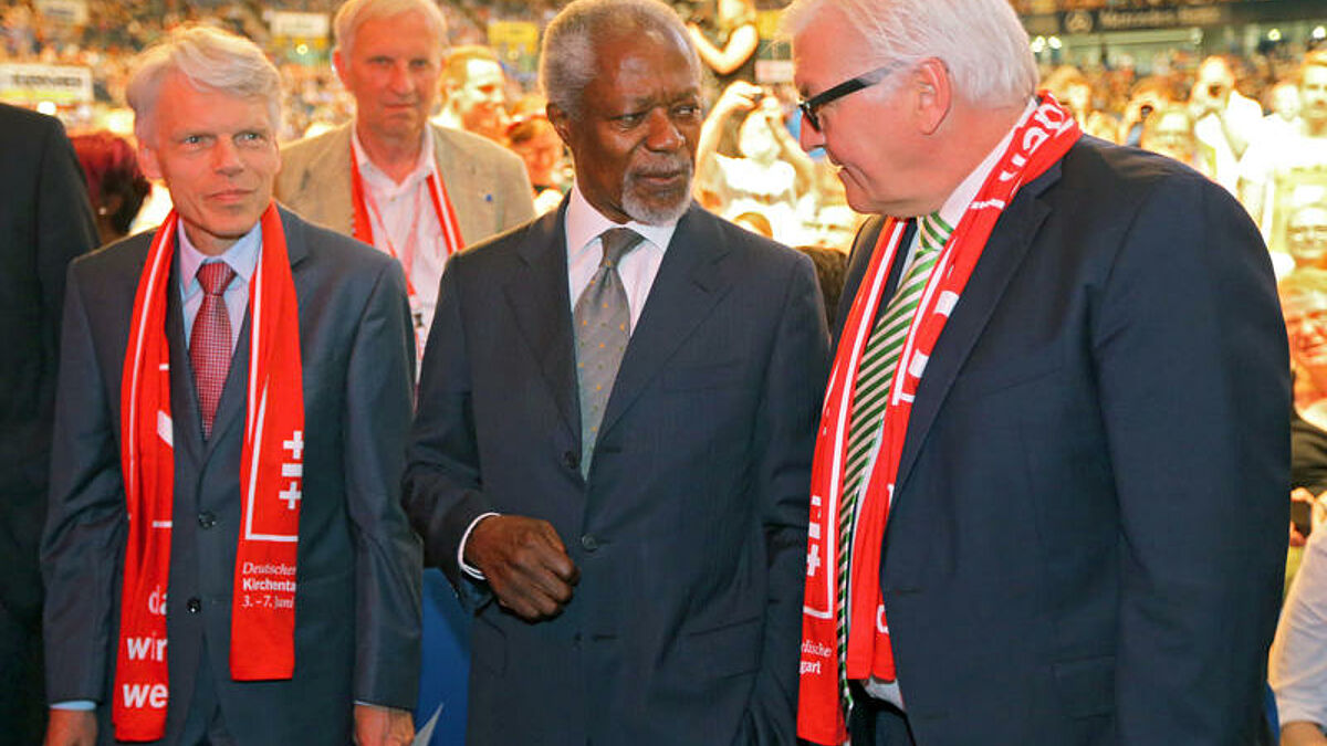 Kirchentagspraesident Andreas Barner, der frühere UN-Generalsekretaer Kofi Annan und Bundesaussenminister Frank-Walter Steinmeier (SPD, v.l.) beim Kirchentag-Podium "Die Welt ist aus den Fugen. Wer übernimmt Verantwortung in Krisen und Konflikten?"