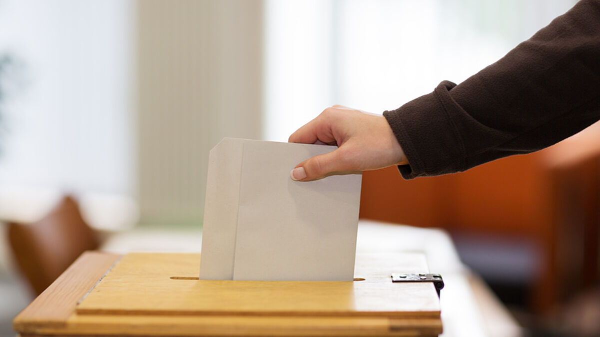 Stimmabgabe in einem Wahllokal (Symbolbild)