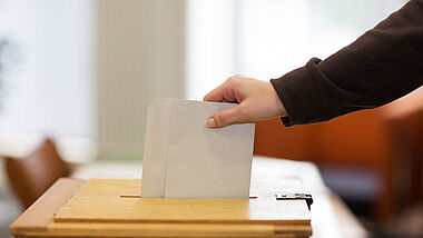 Stimmabgabe in einem Wahllokal