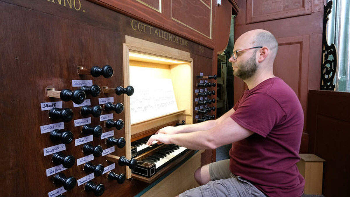 Orgelbauer Markus Zoitl an der zweimanualigen Orgel, die Register sind noch provisorisch mit Zetteln beschriftet
Die fast fertig restaurierte Arp-Schnitger-Orgel von St. Pankratius im Stadtteil Neuenfelde in Hamburg am 6.6.2017