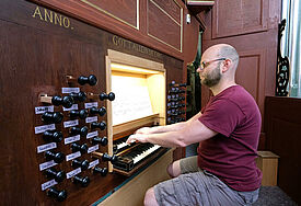 Orgelbauer Markus Zoitl an der zweimanualigen Orgel, die Register sind noch provisorisch mit Zetteln beschriftet
Die fast fertig restaurierte Arp-Schnitger-Orgel von St. Pankratius im Stadtteil Neuenfelde 
