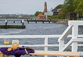 Bibel, Besinnung und Brötchen: In Kiel gibt es nun auch Andachten mit Frühstück am Meer für Frauen.