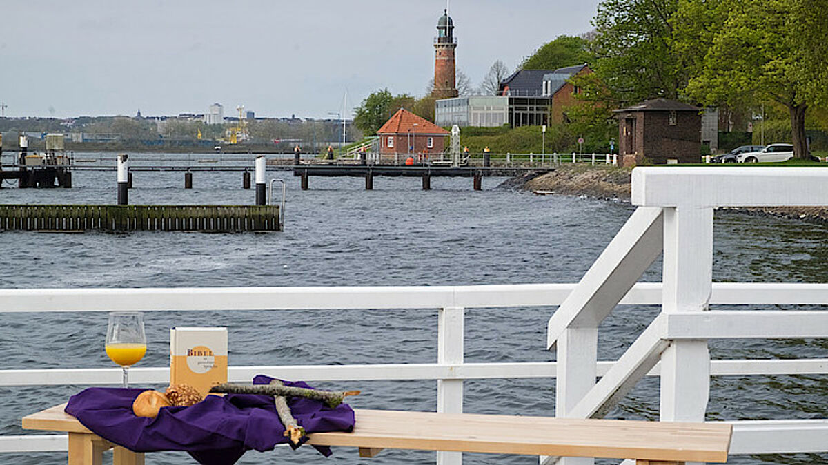 Bibel, Besinnung und Brötchen: In Kiel gibt es nun auch Andachten mit Frühstück am Meer für Frauen.