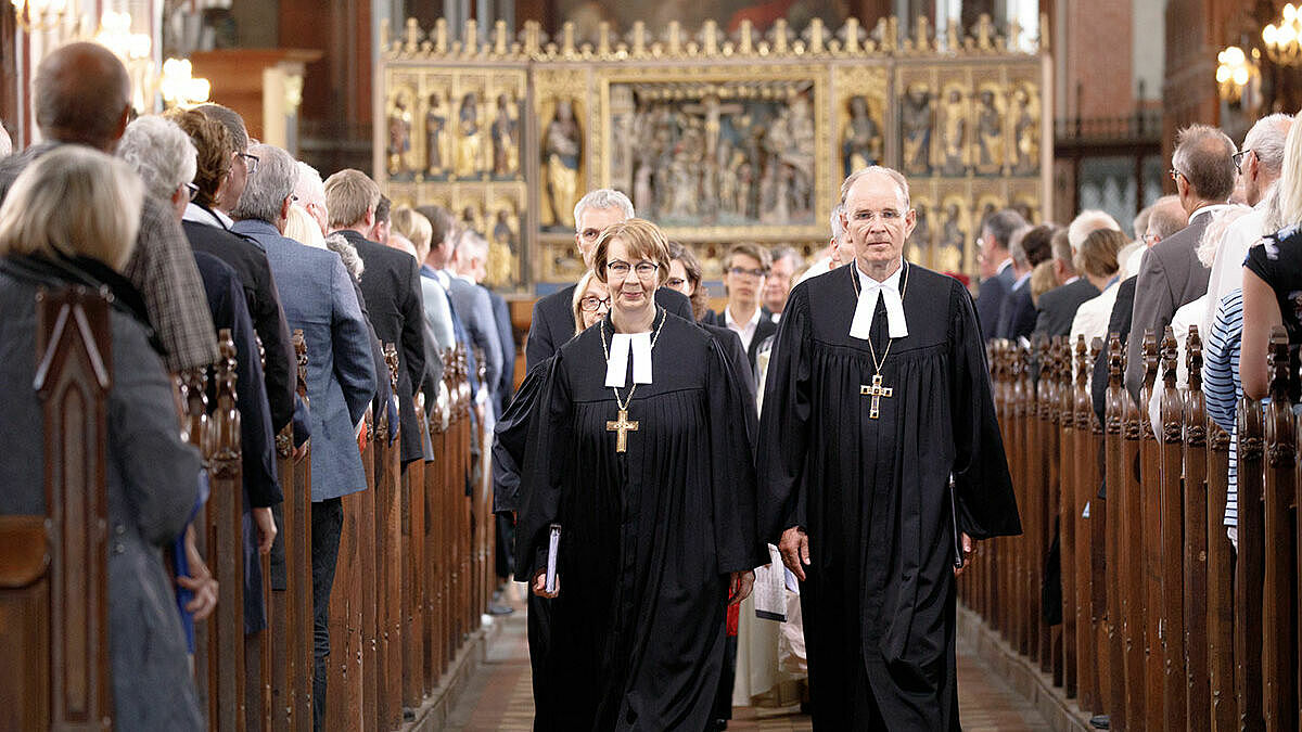 Mit einer Prozession zogen Landesbischöfin Kühnbaum-Schmidt, Ralf Meister, Leitender Bischof der  Vereinigten Evangelisch-Lutherischen Kirche Deutschlands (VELKD), gemeinsam mit den Gottesdienstbesuchern aus dem Dom aus