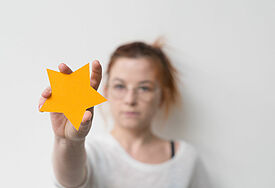 Frau greift nach Stern