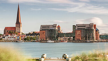 Blick auf die Hansestadt Rostock vom Ufer der Warnow.