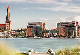 Blick auf die Hansestadt Rostock vom Ufer der Warnow.