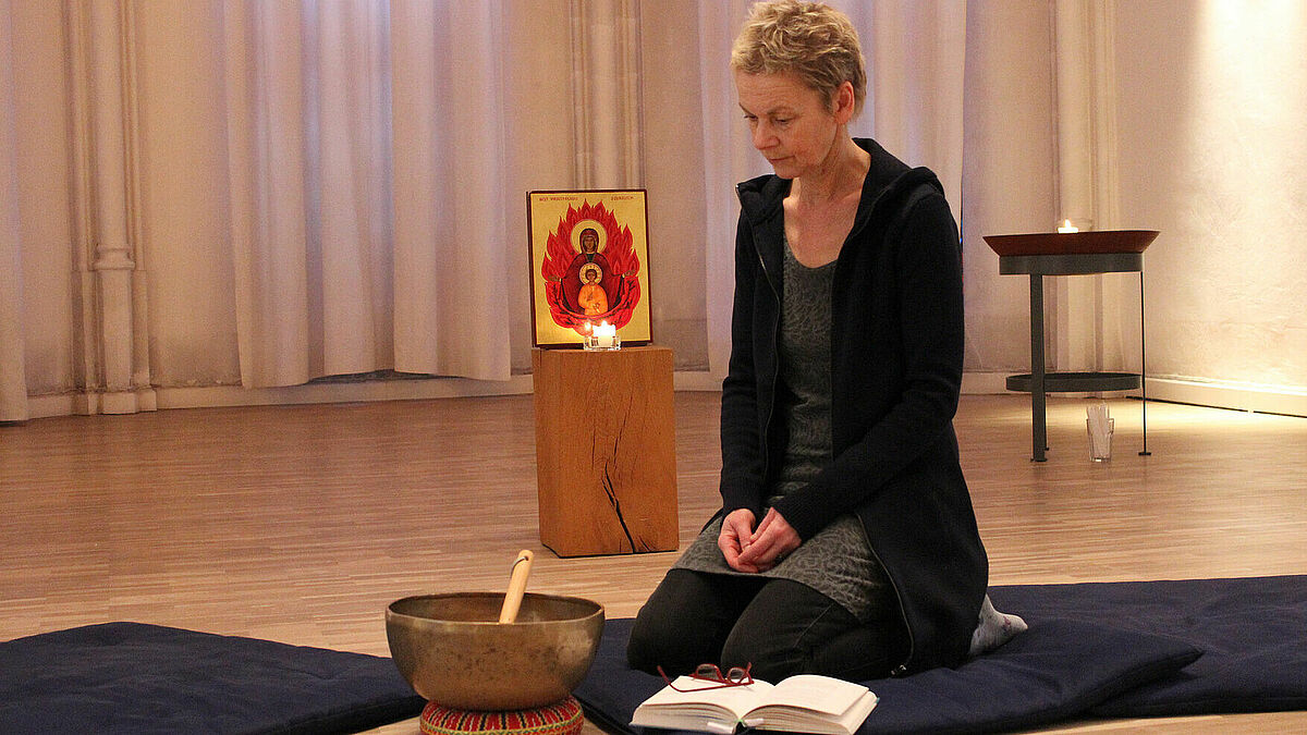 Pastorin Melanie Kirschstein in der Kirche der Stille in Hamburg Altona