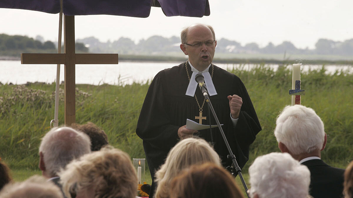 Gottesdienst unter freiem Himmel auf der Insel Fehmarn.