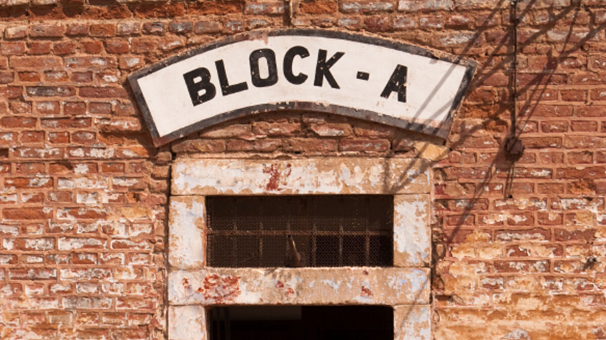 Eingangstür zu den Zellen in Block A in Theresienstadt. In dem ehemaligen NS-Ghetto kamen zwischen 1941 und 1945 mehr als 32.000 Menschen an Hunger, Erschöpfung, Mißhandlung und durch Hinrichtung ums Leben. Zudem sind von hier aus etwa 150.000 Juden in