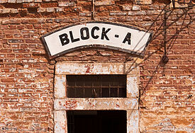 Eingangstür zu den Zellen in Block A in Theresienstadt. In dem ehemaligen NS-Ghetto kamen zwischen 1941 und 1945 mehr als 32.000 Menschen an Hunger, Erschöpfung, Mißhandlung und durch Hinrichtung ums Leben. (Symbolbild)