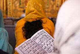Eine Muslima liest im Koran (Symbolfoto)