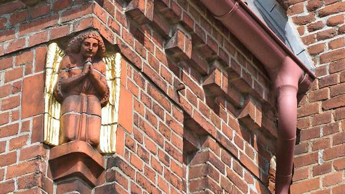 Engelsfigur im Jugendstil an der Anscharkirche in Neumünster.