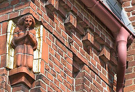 Engelsfigur im Jugendstil an der Anscharkirche in Neumünster.