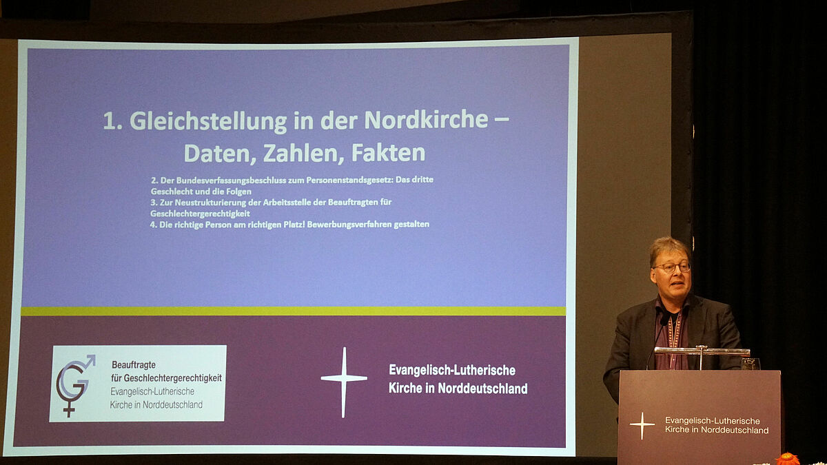 Thomas Schollas, Beauftragter der Arbeitsstelle Geschlechtergerechtigkeit der Nordkirche, präsentierte umfangreiches Zahlen- und Datenmaterial 