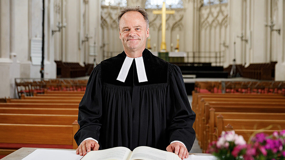 Berief 31 Religionslehrerinnen und Religionslehrer in ihren Dienst: Bischof Tilman Jeremias. 