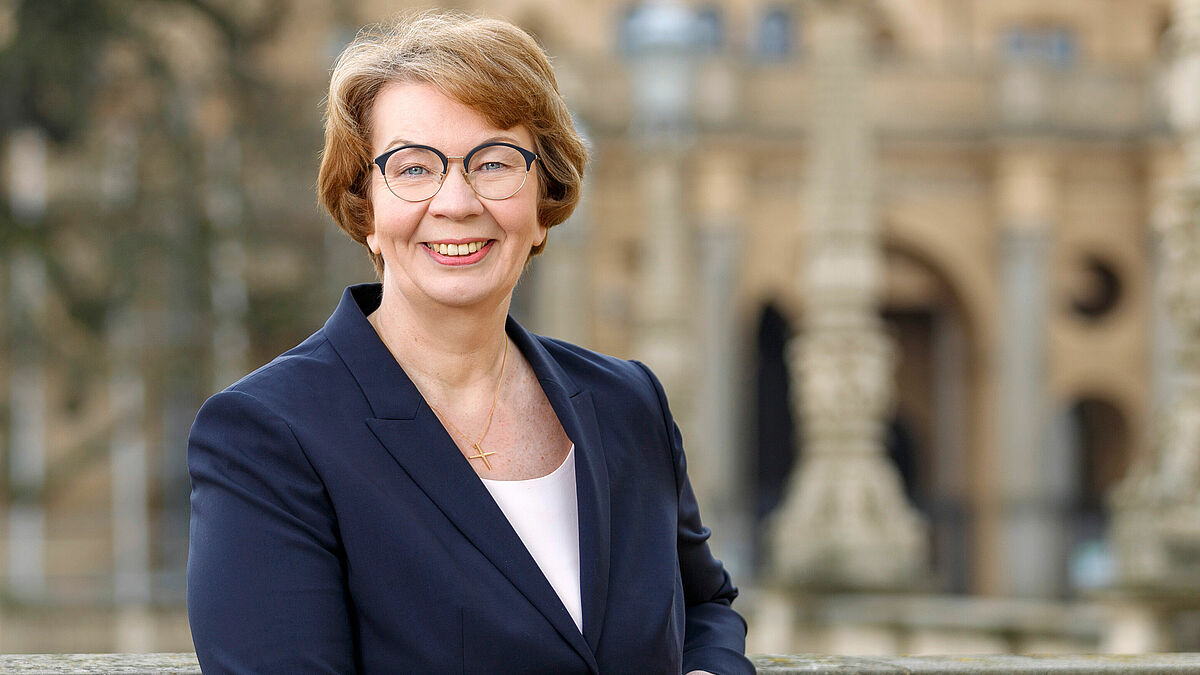 Landesbischöfin Kristina Kühnbaum-Schmidt begrüßt den Beschluss des Lieferkettengesetzes, erinnert aber gleichzeitig daran, dass es noch Verbesserungspotenzial gibt. 
