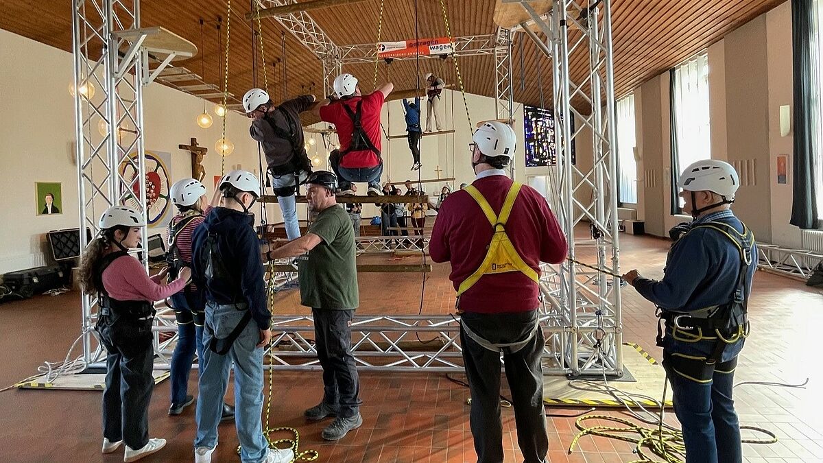 Das Hochseilgarten-Projekt in der Kirche wird durch Teamer begleitet, die dafür eigens ausgebildet wurden. 