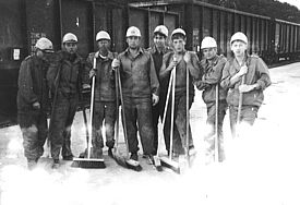 Die "Spatensoldaten", die in den 1980er-Jahren in Prora stationiert waren, mussten unter anderem beim Bau des nahegelegenen Fährhafens Mukran mithelfen..