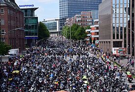 Mächtig was los auf den Straßen nach dem Gottesdienst im Michel: Die Biker sammeln sich zum Konvoi.