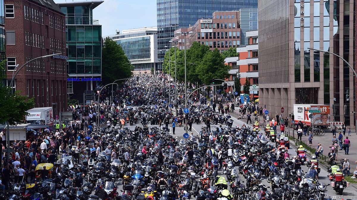 Mächtig was los auf den Straßen nach dem Gottesdienst im Michel: Die Biker sammeln sich zum Konvoi.