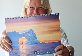 Chefredakteurin Iris Macke des Hamburger Vereins "Andere Zeiten" präsentiert den 30. "Der Andere Advent-Kalender". 