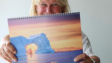 Chefredakteurin Iris Macke des Hamburger Vereins "Andere Zeiten" präsentiert den 30. "Der Andere Advent-Kalender". 