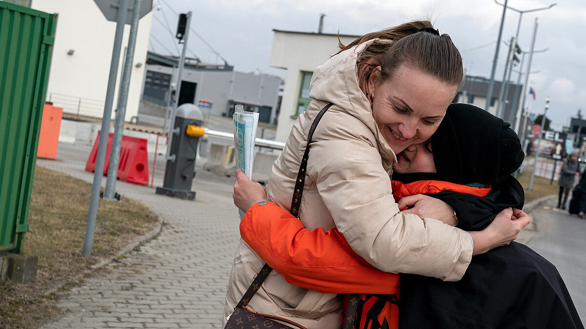 David aus Kiew wird am polnisch-ukrainischen Grenzübergang Medyka von seiner Mutter Oksana Ovsepian (34 Jahre) abgeholt. Sein Vater hat seinen Sohn David bis zum Grenzübergang gebracht und kehrte nach Kiew zurück, um gegen die russische Invasion zu kämpfen.