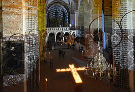 Blick von der Orgelempore auf das Lichtkreuz