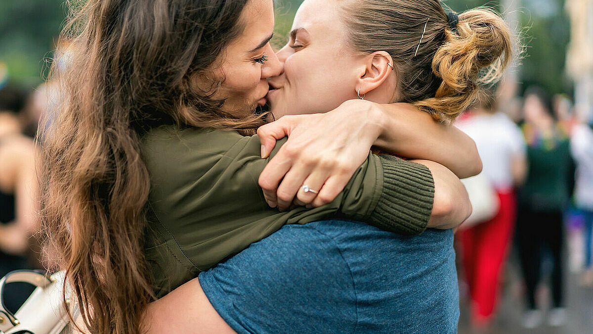 Es lebe die Vielfalt! Beim Lübecker CSD spendet das Team Segensreich allen Verliebten den Segen. Er soll sie für den gemeinsamen Weg stärken. 