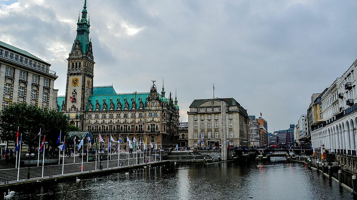 Die Ausstellung "Rechte Gewalt in Hamburg von 1945 bis heute" erzählt die Geschichten der Betroffenen. Sie ist in der Diele des Hamburger Rathauses zu sehen. 