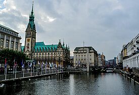 Blick vom Alsterfleet auf das Hamburger Rathaus.
