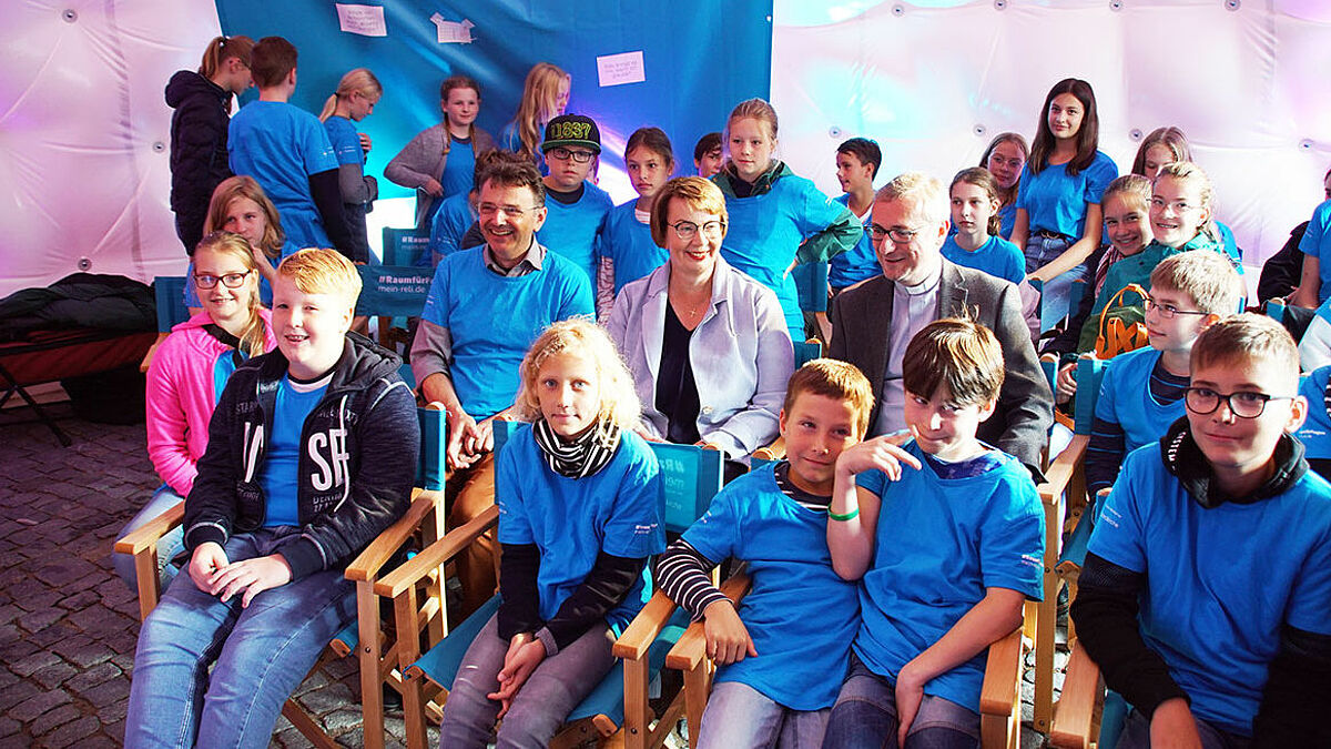 Im Reli-Dome der Nordkirche trafen sich Landesbischöfin Kristina Kühnbaum-Schmidt (Mitte), ihr katholischer Gast, Erzbischof Dr. Stefan Heße (r.), und Organisator Hans-Ulrich Keßler (l.) mit Schülerinnen und Schülern sowie Religionslehrerinnen und -lehrern aus Schwerin und Rostock