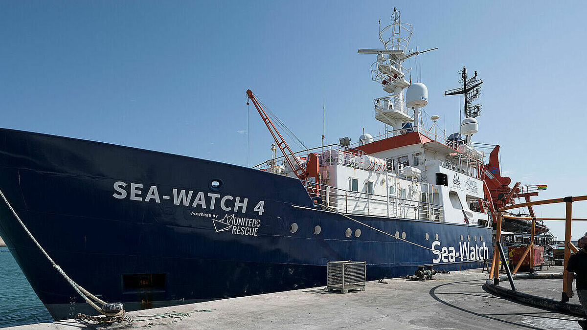 Die "Sea-Watch 4" wurde im spanischen Mittelmeerhafen Burriana auf ihre erste Flüchtlings-Mission vorbereitet. 