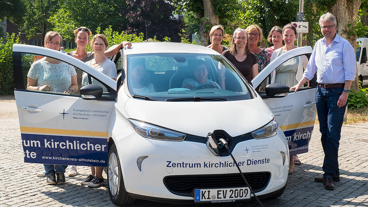 Von jetzt an sind die Mitarbeitenden des Zentrums kirchlicher Dienste auch elektrisch in Altholstein unterwegs.
