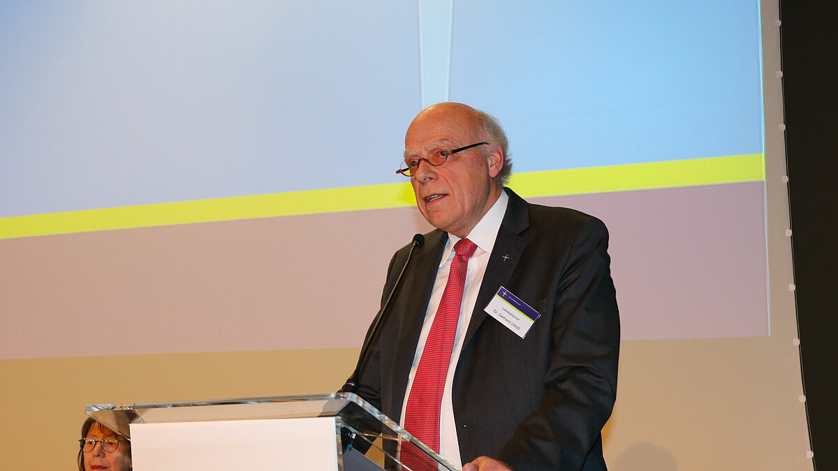 Landesbischof Ulrich hält seinen letzten Bericht auf der Landessynode in Rostock-Warnemünde.