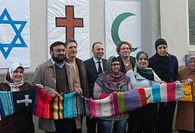 Frauen der evangelischen und katholischen, sowie der muslimischen und jüdischen Gemeinde in Elmshorn stricken gemeinsam den längsten Schal der Stadt.