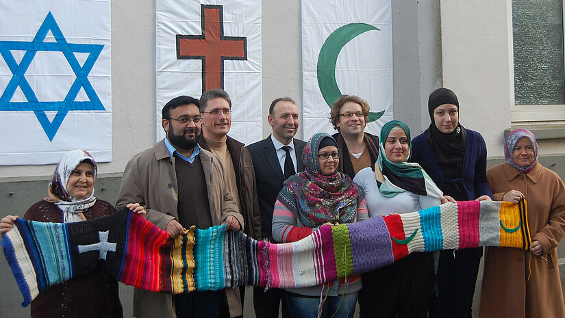 Frauen der evangelischen und katholischen, sowie der muslimischen und jüdischen Gemeinde in Elmshorn stricken gemeinsam den längsten Schal der Stadt.