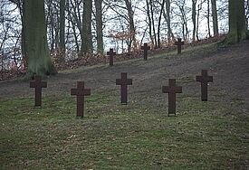 Kreuze auf dem Gelände der Jugendbegegnungsstätte Golm auf der Insel Usedom. Als Anfang März 1945 das benachbarte Swinemünde (heute Swinoujscie) mit Flüchtlingen und Soldaten überfüllt war, bombardierten am 12. März 671 amerikanische Flieger die Stadt.