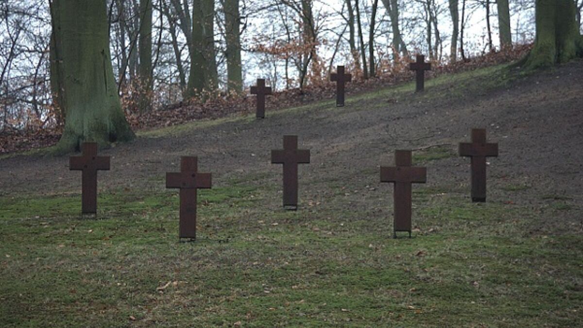 Kreuze auf dem Gelände der Jugendbegegnungsstätte Golm auf der Insel Usedom.