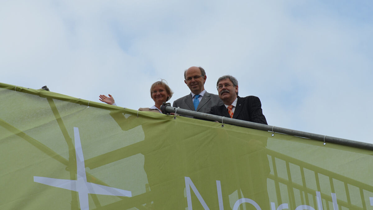V.l.n.r.: Bischöfin Kirsten Fehrs, Bischofsbevollmächtigter Gothart Magaard und Vize-Präses der Landessynode, Pastor Thomas Baum, bei der Eröffnung des Nordkirchenschiffes zum Hamburger Kirchentag