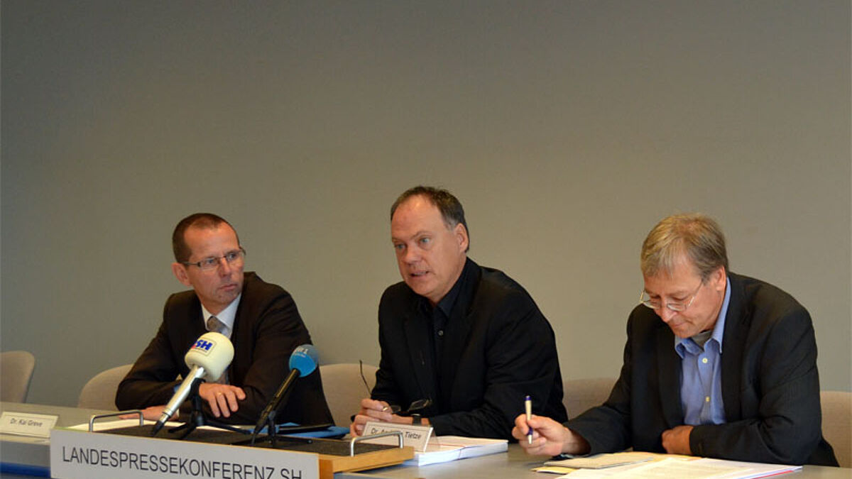 V.l.n.r.: Dr. Kai Greve (Vors. des synodalen Rechtsausschusses), Landesynoden-Präses Dr. Andreas Tietze und Ulf Billmayer-Christen (Landespressekonferenz Schleswig-Holstein) auf der heutigen (12.September) Landespressekonferenz im Kieler Landeshaus.