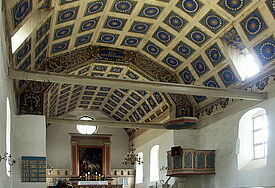 Kirche St. Petri in Benz mit Sternenhimmel und Anthonis van Dycks Altargemälde "Beweinung Jesu Christi" von 1629/30 (Foto © Stefan Oemisch, cc-lizenz, 2009)