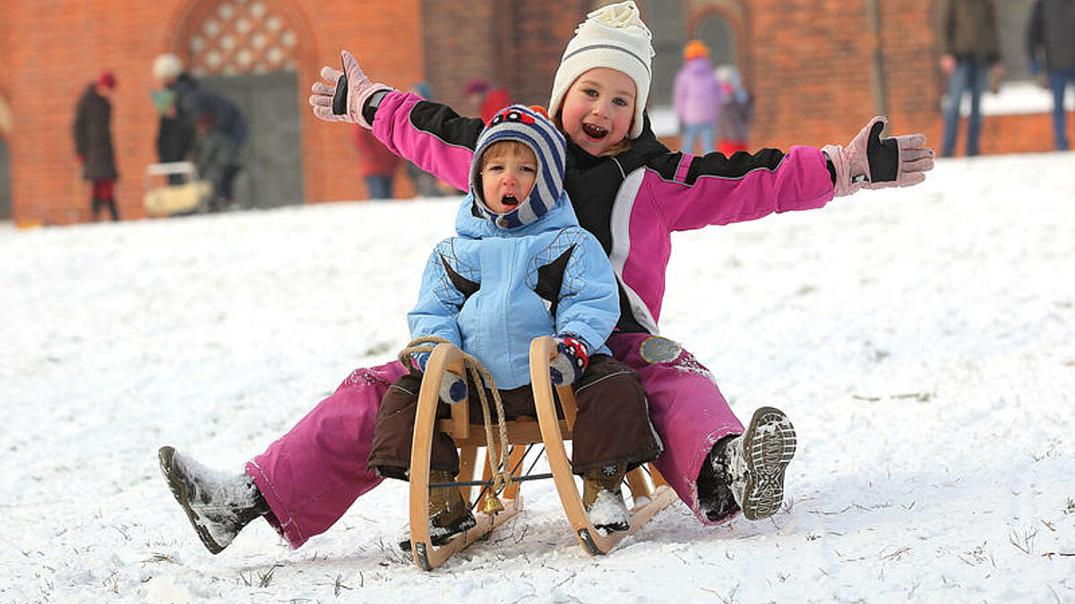 Rodelnde Kinder am Hasenberg  im Paulusviertel  in Halle / Saale, Sachsen-Anhalt, am 29.1.2012