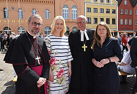 Nach dem Gottesdienst zur Ökumenischen Pfingstfeier in Schwerin auf dem Marktplatz der Landeshauptstadt im Gespräch: Erzbischof Dr. Stefan Heße (Erzbistum Hamburg), Bundesministerin a.D. Manuela Schwesig, Landesbischof Gerhard Ulrich (Nordkirche) und Katy Hoffmeister, Justizministerin Mecklenburg-Vorpommerns (von links). 