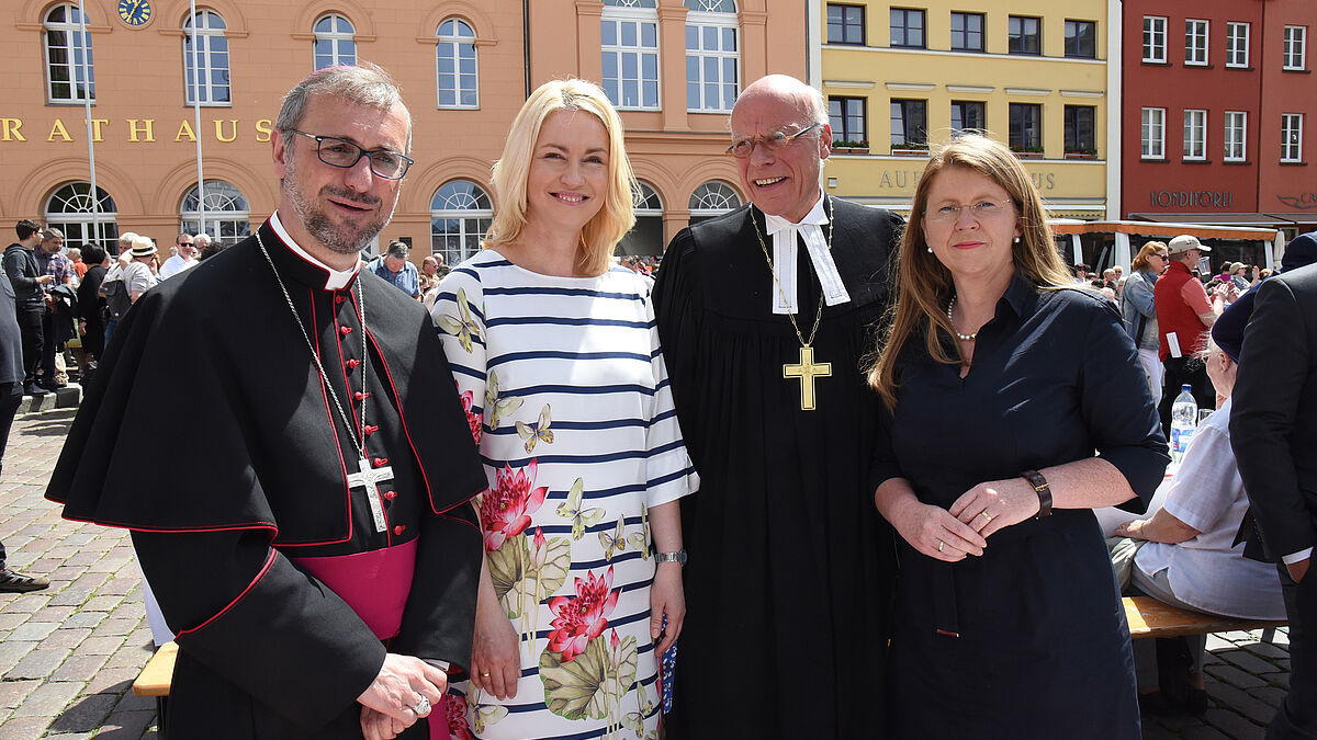 Nach dem Gottesdienst zur Ökumenischen Pfingstfeier in Schwerin auf dem Marktplatz der Landeshauptstadt im Gespräch: Erzbischof Dr. Stefan Heße (Erzbistum Hamburg), Bundesministerin a.D. Manuela Schwesig, Landesbischof Gerhard Ulrich (Nordkirche) und Katy Hoffmeister, Justizministerin Mecklenburg-Vorpommerns (von links). 