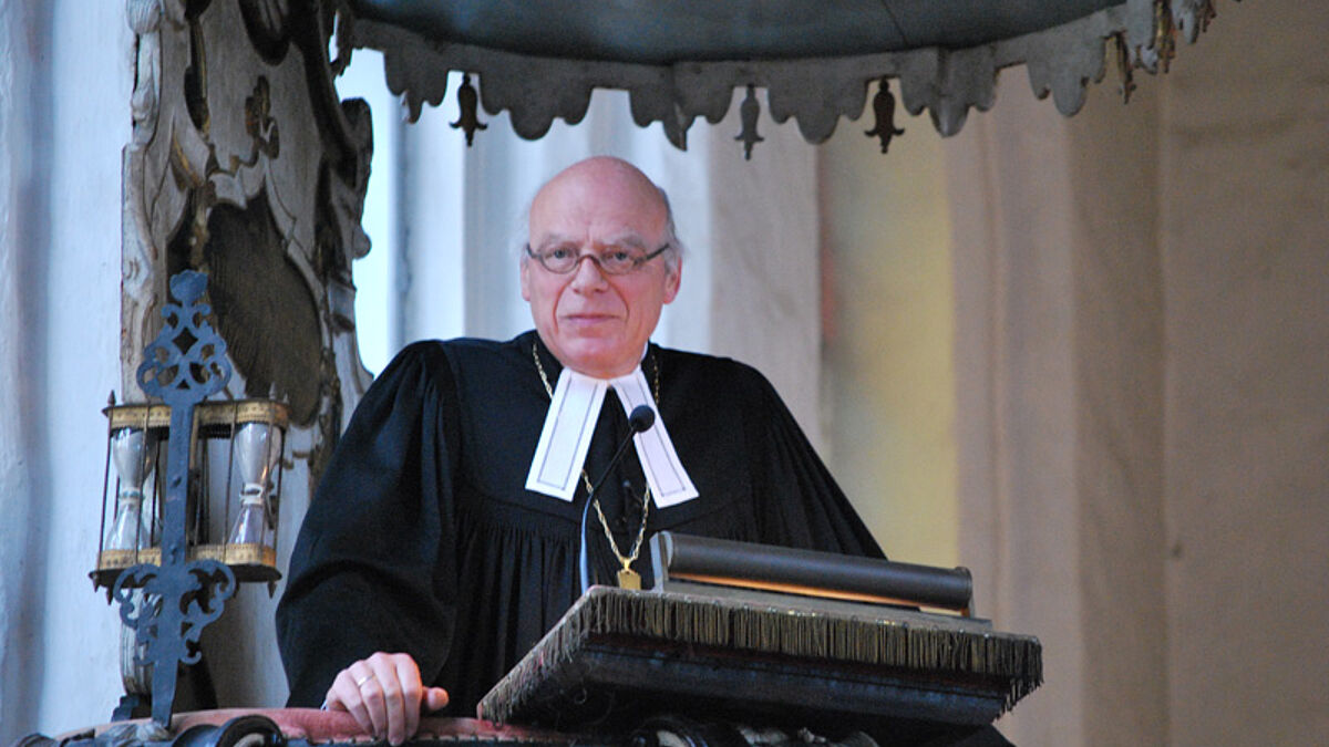 Bischof Gerhard Ulrich predigte in der St. Lorenz-Kirche in Lübeck-Travemünde. Der feierliche Gottesdienst eröffnete die erste Nordkirchensynode. 