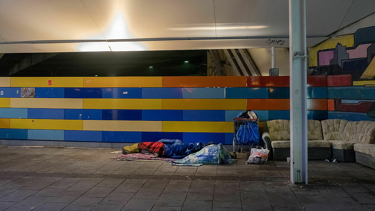 Obdachloser unter Brücke liegend