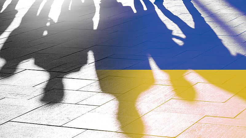menschliche Schatten in Nationalfarben der Ukraine 