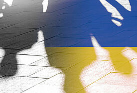 menschliche Schatten in Nationalfarben der Ukraine 